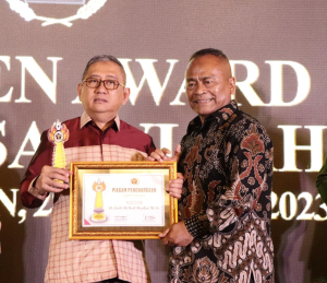 Mantan Gubernur Sulbar ABM Raih Penghargaan Nasional Siwo Award 2023 di Balikpapan