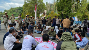 Aliansi Pemuda Kalukku Geruduk Kantor Bupati Mamuju, Tuntut Janji Bantuan Korban Banjir
