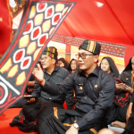 Hadiri Rambu Solo Mendiang Obednego Depparing, Pj Gubernur Sulbar Berbalut Pakaian Adat Mamasa