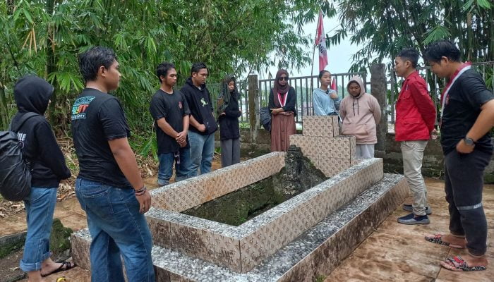 GMNI Mamuju Peringati Hari Pahlawan di Makam Raja Mamuju Pue Tonileo, Kondisinya Memprihatinkan