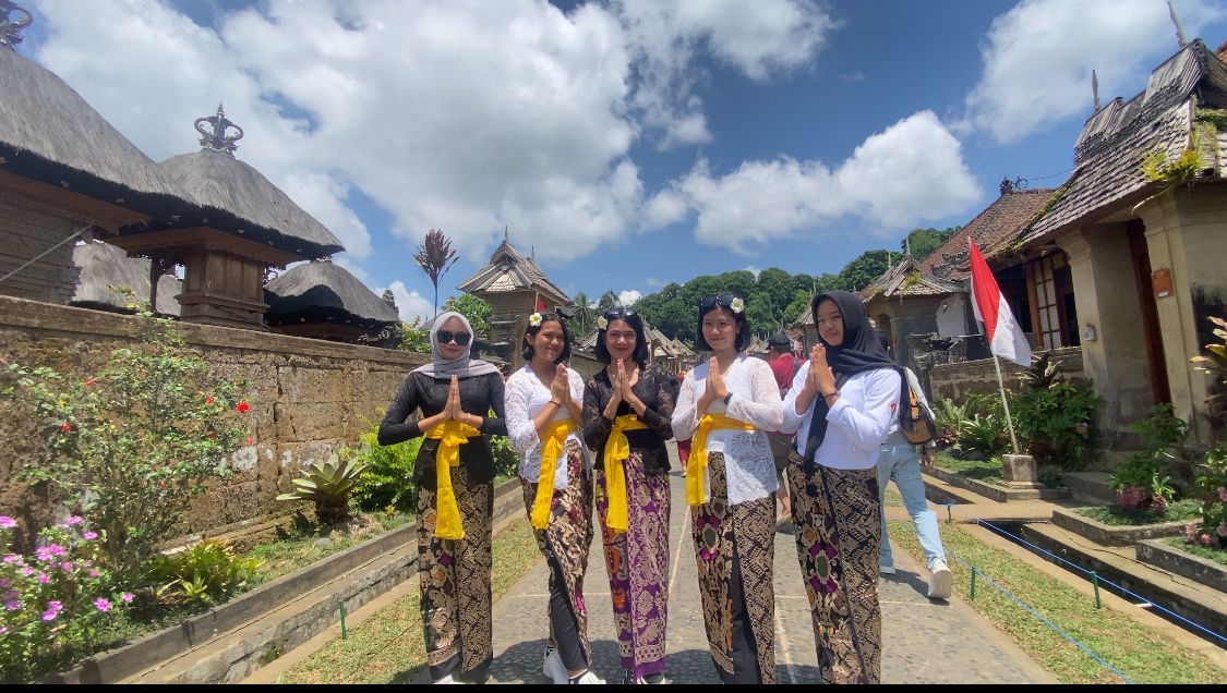 Paskibraka Sulbar di Desa Penglipuran