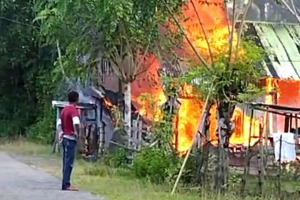 Bakar Rumah orang tua di kalukku