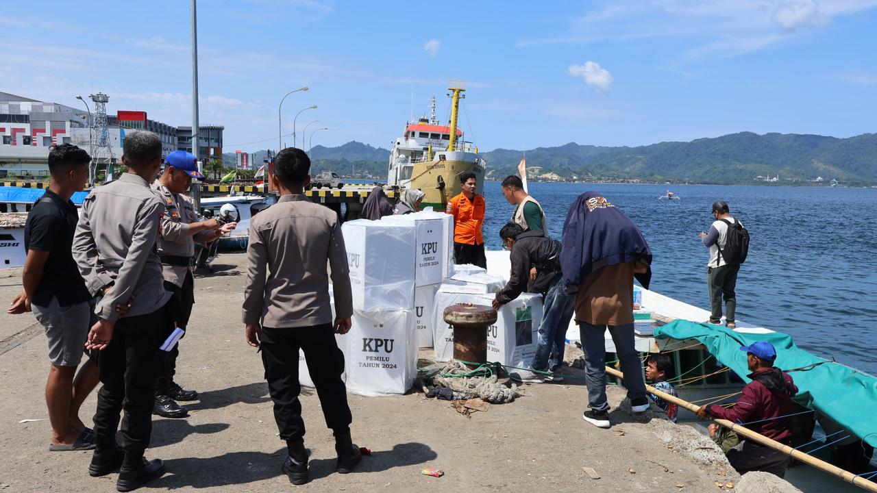 Distribusi surat suara di Mamuju