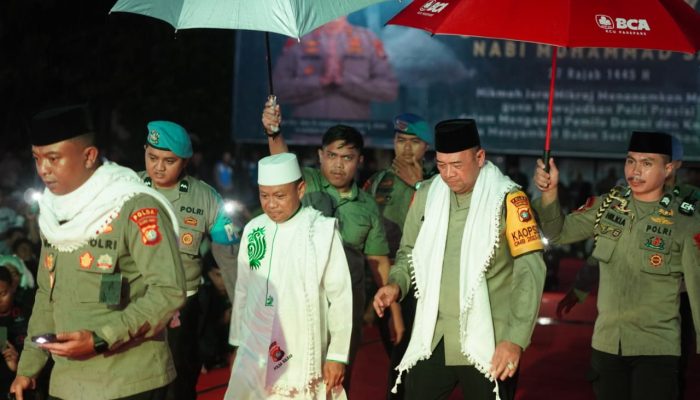 Ceramah Das’ad Latif di Mamuju Disambut Antusias Warga Meski Diguyur Hujan