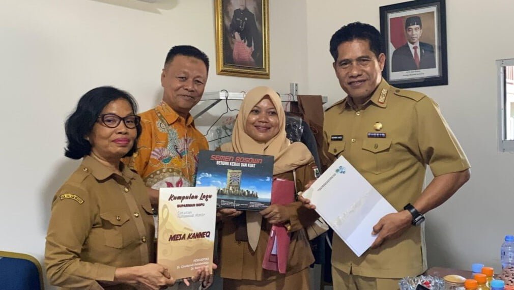 Sekwan dan Ketua Komisi II DPRD Sulbar sumbang buku koleksi untuk Perpustakaan Sulbar.