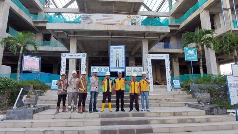 Sekwan DPRD Sulbar Pantau progres rekontruksi gedung dewan.