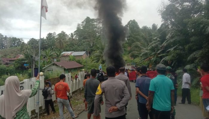 Ratusan Warga di Desa Tanambuah Segel Kantor Desa, Tuntut Kades Mundur