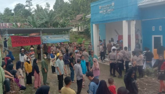 Segel Kantor Desa, Warga Tanambuah Sebut Kades Korupsi Hingga Salah Gunakan Jabatan