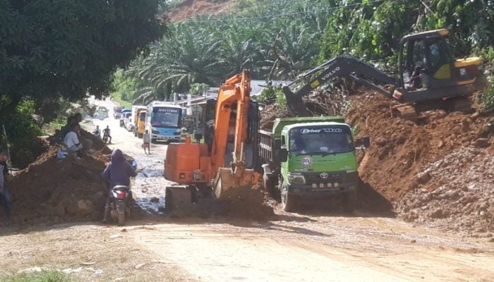 Longsor di Mamuju Tengah Tutup Jalan Trans Sulawesi