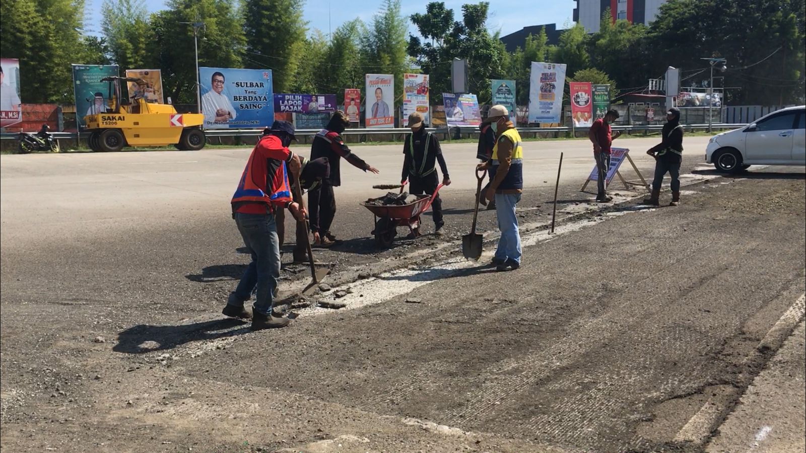 Perbaikan jalan jelang kunjungan jokowi ke Sulbar