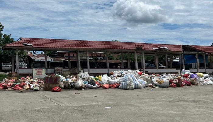 4 Hari pasca Lebaran, Tumpukan Sampah di Pasar Baru Mamuju Timbulkan Bau Tak Sedap dan Ganggu Aktivitas Warga