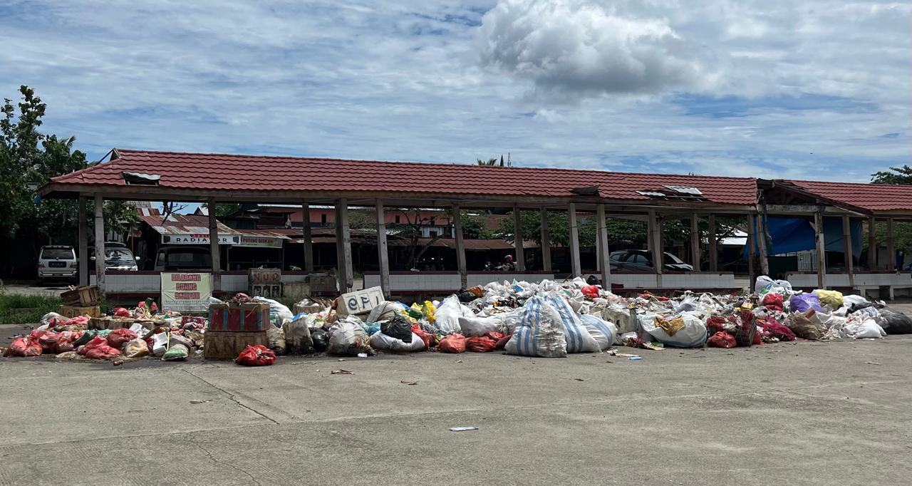 Sampah di Pasar baru Mamuju