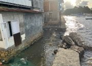 Tanggul di Tambi Mamuju Jebol, Air Laut Kikis Rumah Warga