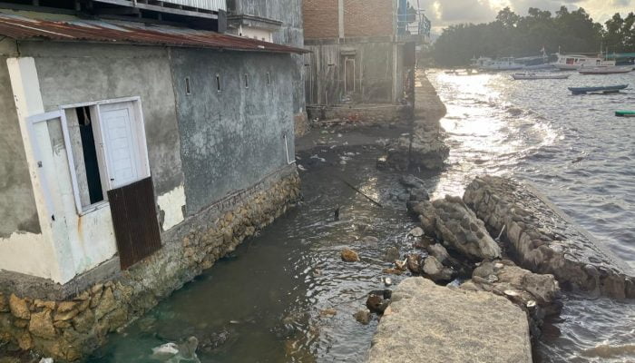 Tanggul di Tambi Mamuju Jebol, Air Laut Kikis Rumah Warga