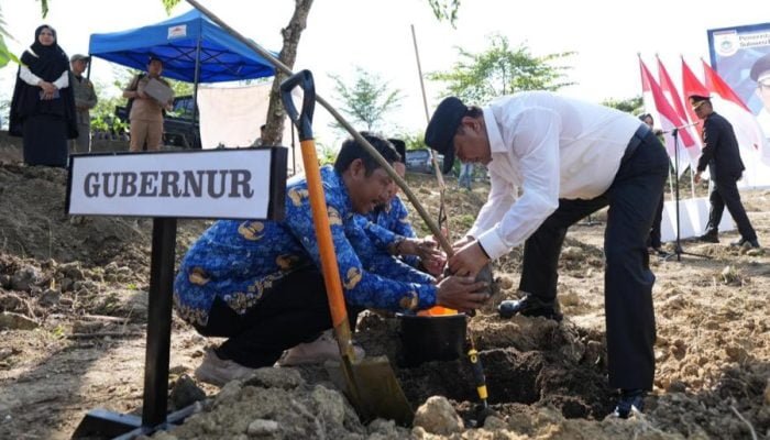 Hari Pertama Masuk Kerja, Pj Gubernur Sulbar Bahtiar Langsung Tanam Sukun