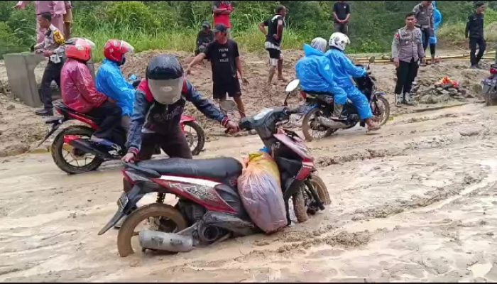 Jalan Poros Mamasa-Polman Longsor, Ratusan Pengendara Terjebak