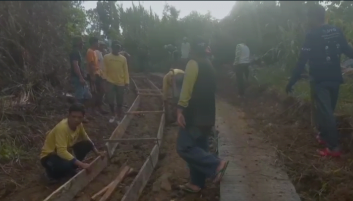 Bertahun-tahun Rusak, Warga di Kalukku Terpaksa Rogoh Kocek Sendiri Cor Jalan