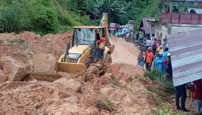 Update Longsor Mamasa : 4 Titik Belum Terbuka, Poros Mamuju-Mamasa Masih Tertutup