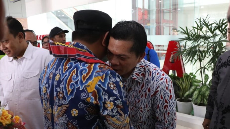 Wakil Ketua Komisi IV DPRD Sulbar, Hatta Kainang sambut Pj Gubernur Sulbar, Bahtiar setelah dilantik.