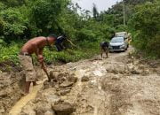 Nasib Memprihatinkan Jalan di Kalumpang, Bertahun-tahun Rusak Bagaikan Kubangan Kerbau