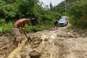 Jalan rusak di Kalumpang
