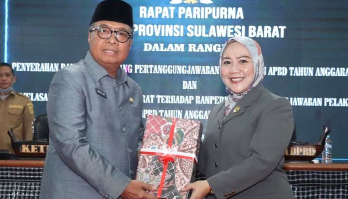 DPRD Sulbar Terima Penyerahan dan Penjelasan Gubernur Tentang LKPJ Ranperda APBD 2023