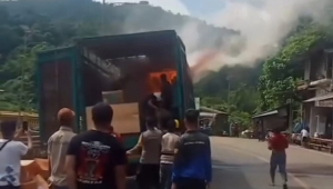 Truk Ekpedisi pemuat barang elektronik kebakaran di Jembatan Bolong Mamuju