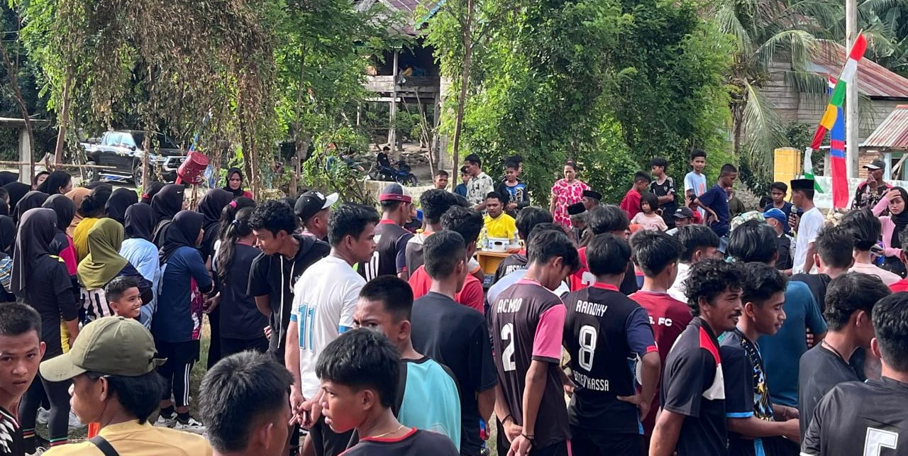 Peserta turnamen volly di Padang Kassa, Kalukku