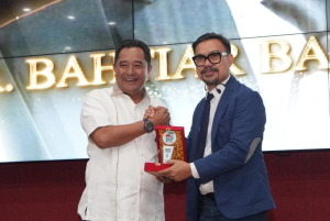 Bahtiar Baharuddin Terima penghargaan