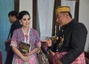 Pj Bahtiar Apresiasi Bhayangkari Sulbar Promosikan Tenun Mandar