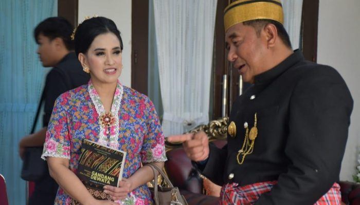 Pj Bahtiar Apresiasi Bhayangkari Sulbar Promosikan Tenun Mandar