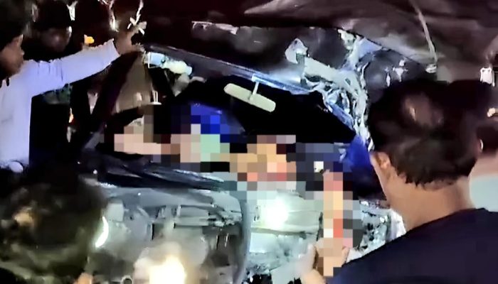 Sopir Ngantuk, Minibus di Kabuloang Mamuju Hantam Mobil Box Terparkir