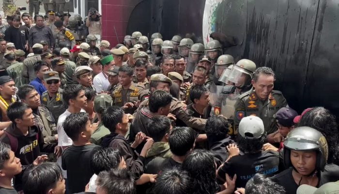 Demo HUT Sulbar Berujung Ricuh, Mahasiswa dan Petugas Kejar-Kejaran di Kantor Gubernur