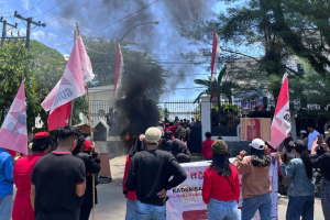 Demo di Kantor DPRD Mamuju