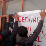 Pelayanan RSUD Mamasa terhenti, Kantor Bupati disegel Mahasiswa