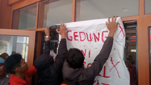 Pelayanan RSUD Mamasa terhenti, Kantor Bupati disegel Mahasiswa