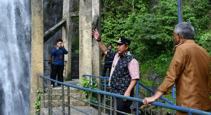 Kunjungi Air Terjun Tamasapi, Pj Gubernur Sulbar : Destinasi Wisata Harus Diperhatikan