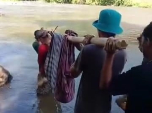 Warga di Mamuju ditandu