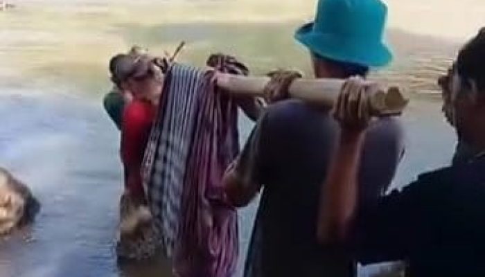 Dua Warga Sakit di Mamuju Terpaksa Ditandu Sejauh 18 Kilometer Akibat Minim Akses Kendaraan