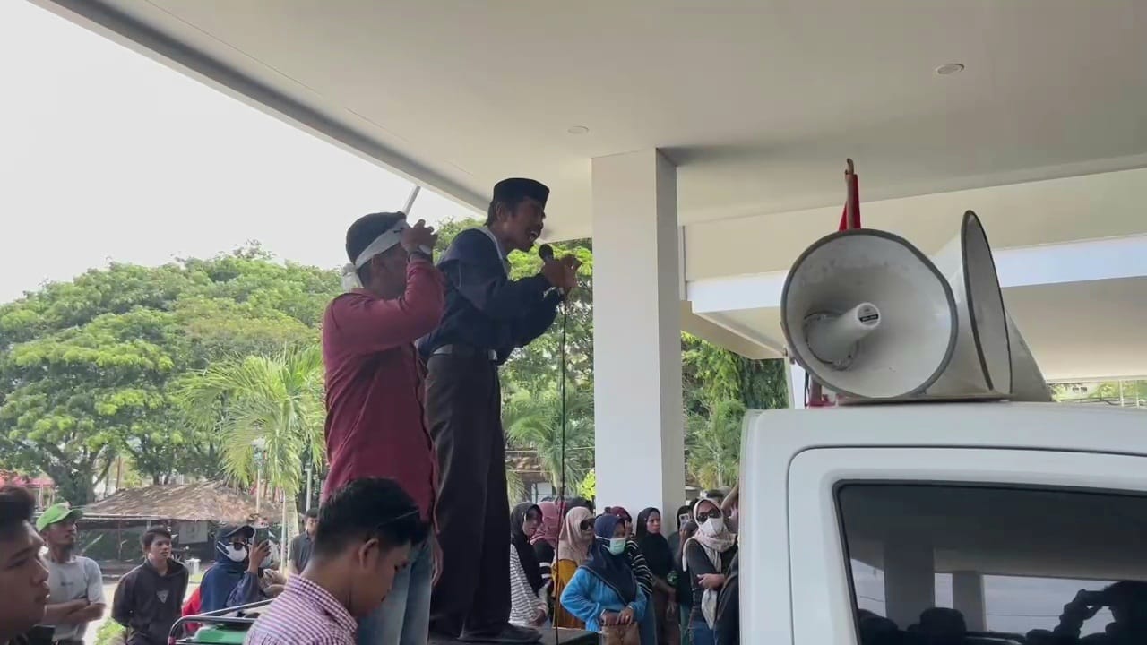 Demo Warga Kalukku Tolak tambang pasir