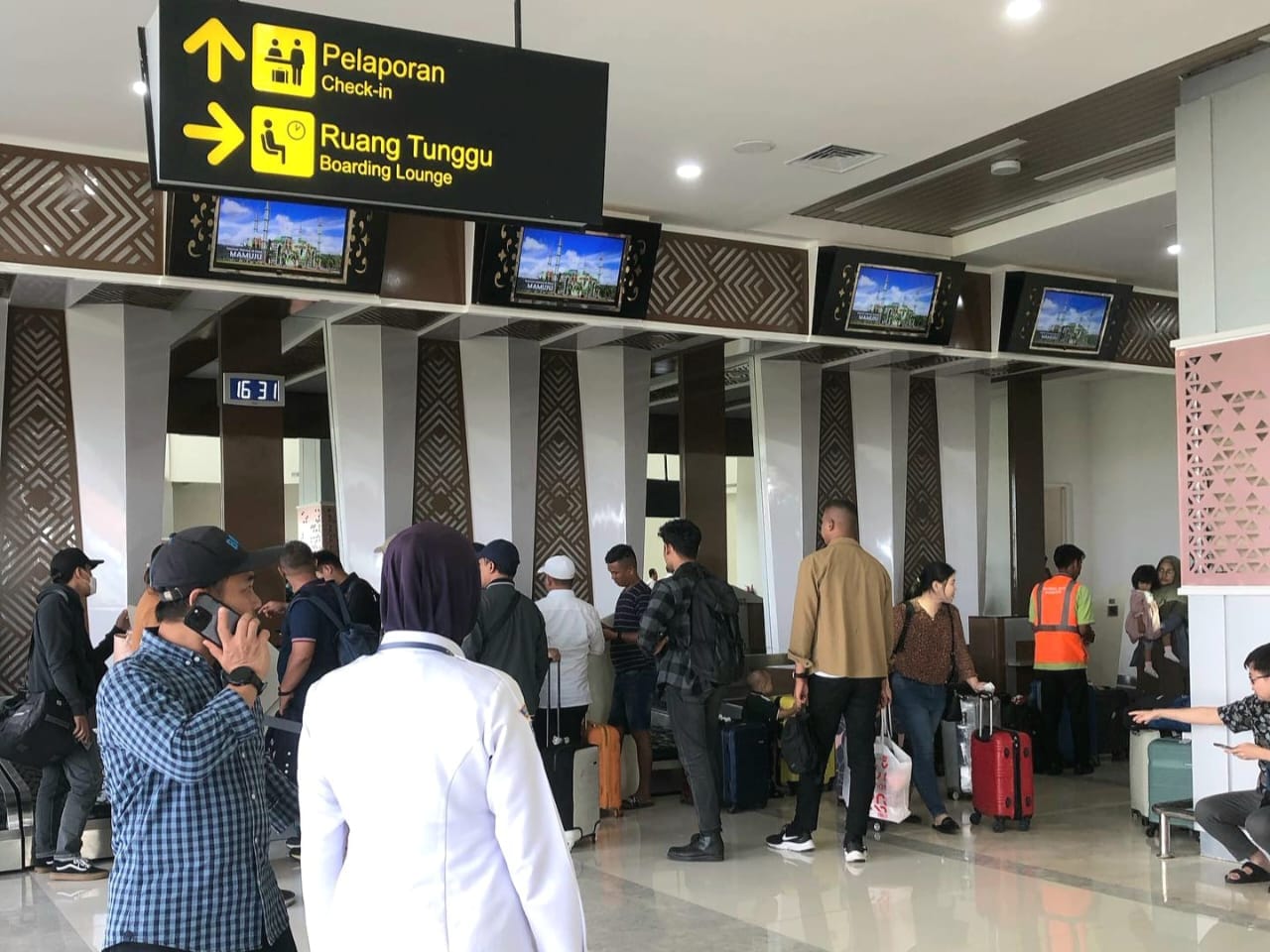 Penerbangan di Bandara Tampa Padang Mamuju Sulbar