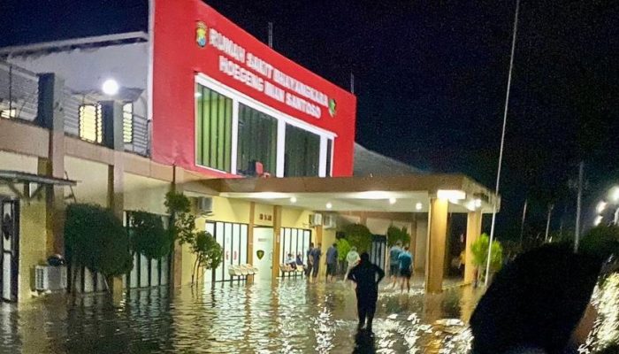 Banjir Rob Kembali Rendam RS Bhayangkara Mamuju, Pasien Panik