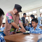 Makan Gratis di SMP Negeri 1 Nosu