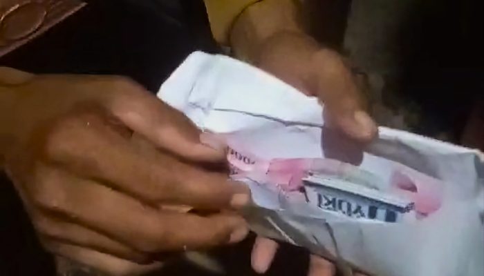 Video Amplop Berisi Uang dan Kartu Nama Paslon, Gegerkan Mamuju Jelang Pencoblosan