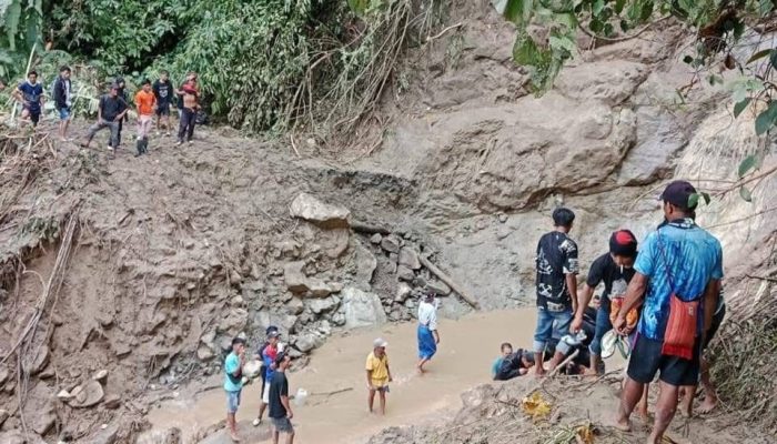 Banjir Bandang di Kalumpang, Tiga Desa Terisolasi