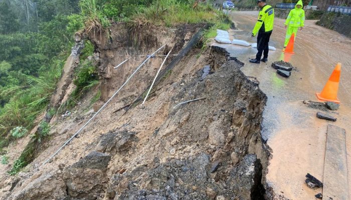 Diguyur Hujan Lebat, Jalan poros Mamasa-Mamuju Amblas