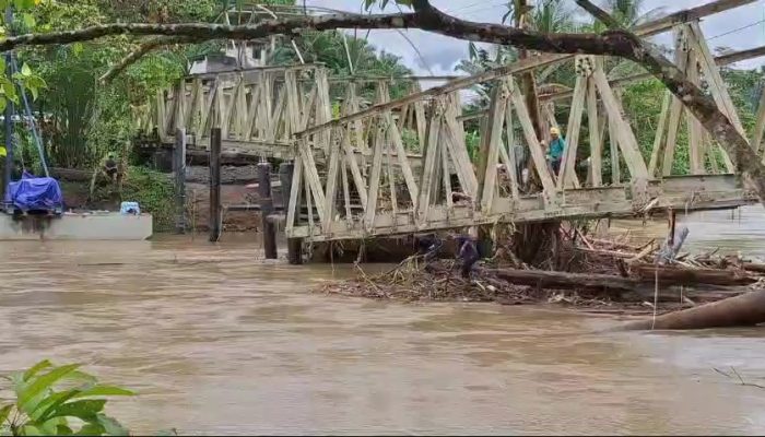 Kembali Diterjang Banjir, Jembatan Leling Roboh