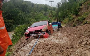 Jalan Poros Mamasa-Polman Longsor, Dua Mobil Terjebak