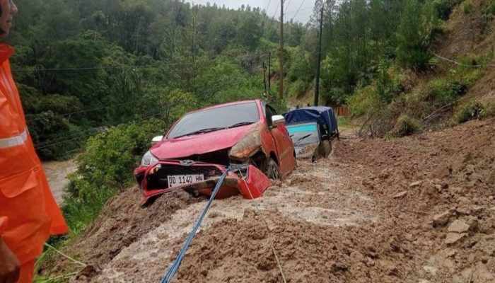 Jalan Poros Mamasa-Polman Longsor, Dua Mobil Terjebak