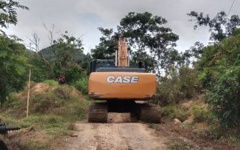 Warga Ambil Alih Pengoperasian Ekskavtor Dari Pemprov Sulbar Untuk Perbaiki Jalan Longsor di Kalumpang